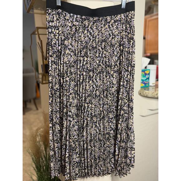 Vince Camuto Women's Pleated Midi Skirt Black with Floral Pattern Size L - Picture 2 of 6